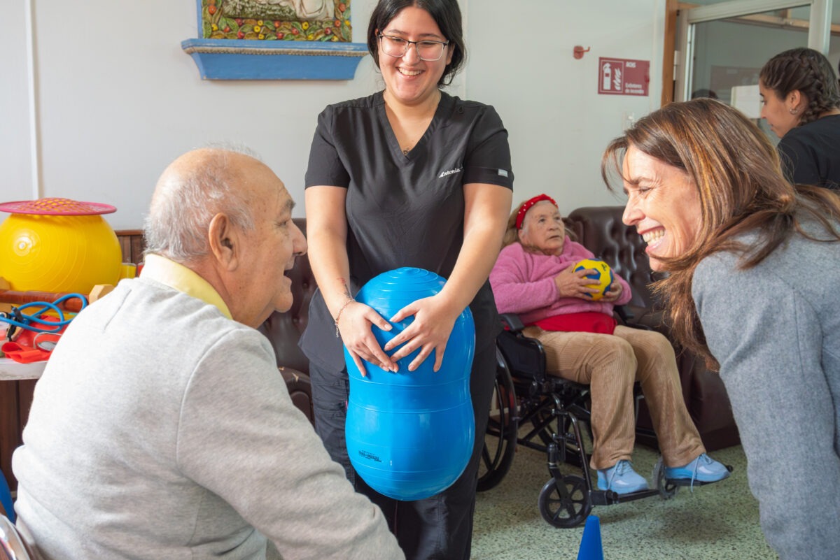 Primera Dama María Pía Adriasola interactuando con una residente en el Hogar Santa Juana Jugan.