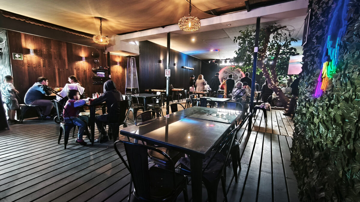 Interior del restobar Rey Stattus en Villa Alemana