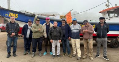 Pescadores artesanales de la Región de Valparaíso reunidos junto a una embarcación.