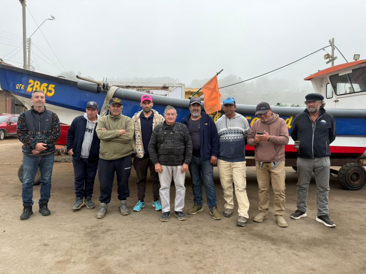 Pescadores artesanales de la Región de Valparaíso reunidos junto a una embarcación.