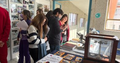 Visitantes interactuando con la exhibición del Paseo Patrimonial en el Hospital de Quilpué.