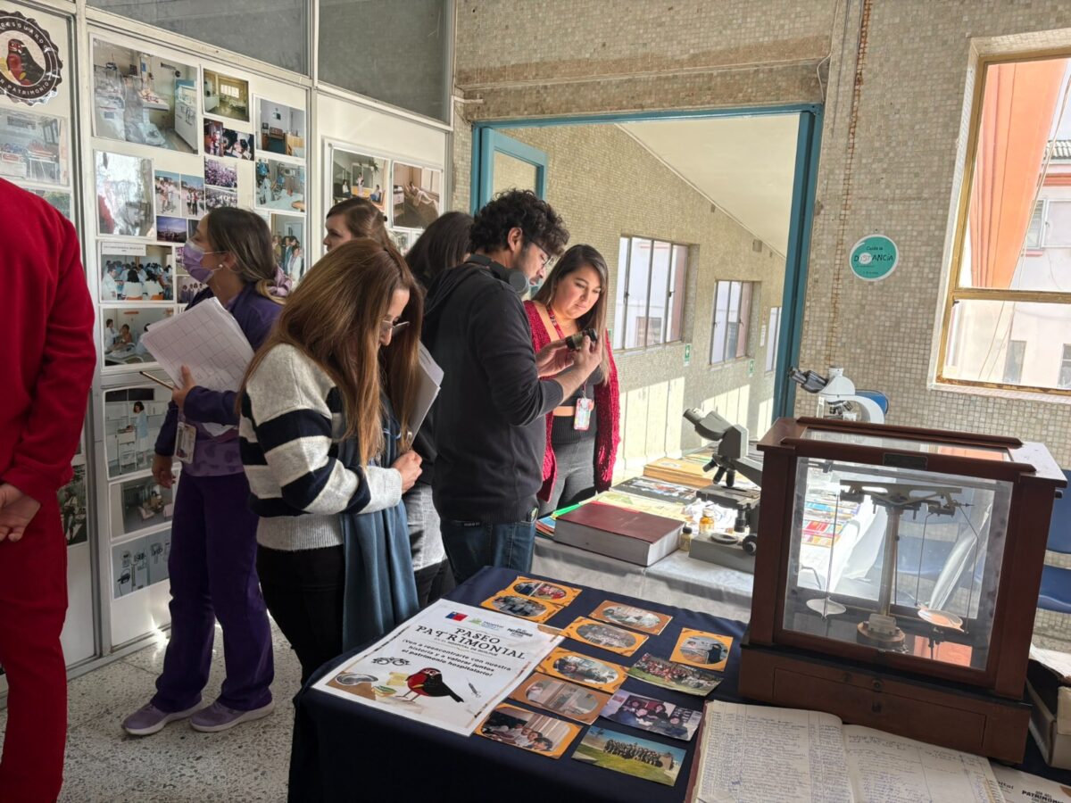 Visitantes interactuando con la exhibición del Paseo Patrimonial en el Hospital de Quilpué.