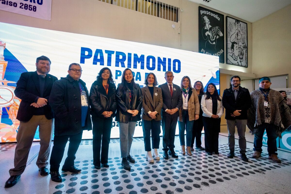 Autoridades y organizadores posan frente a una pantalla con la frase 'PATRIMONIO PARA EL FUTURO'.