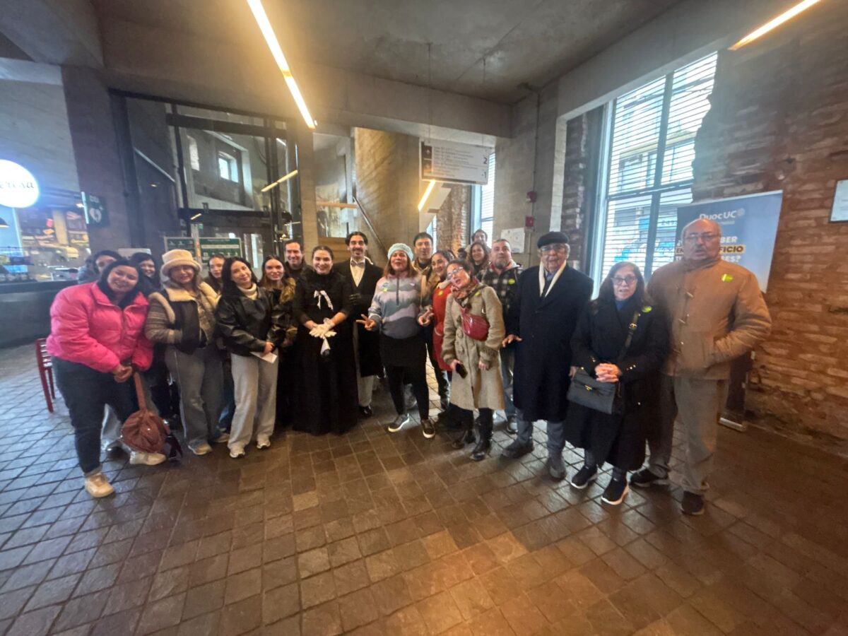 Grupo de personas en el interior del Edificio Cousiño de Duoc UC Valparaíso.