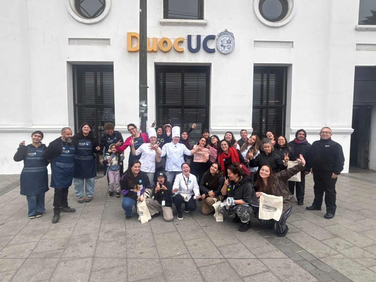Grupo de personas, incluyendo chefs y estudiantes, frente al edificio de Duoc UC Valparaíso.