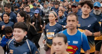 Participantes corriendo en la 30ª Corrida Mes del Mar en Viña del Mar.