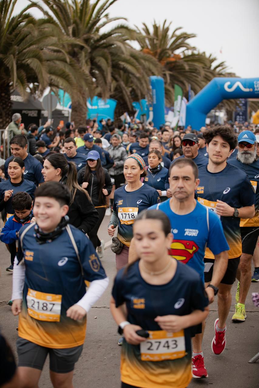 Participantes corriendo en la 30ª Corrida Mes del Mar en Viña del Mar.