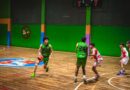Jugadores de Villa Alemana Básquetbol en acción durante un partido.