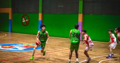 Jugadores de Villa Alemana Básquetbol en acción durante un partido.
