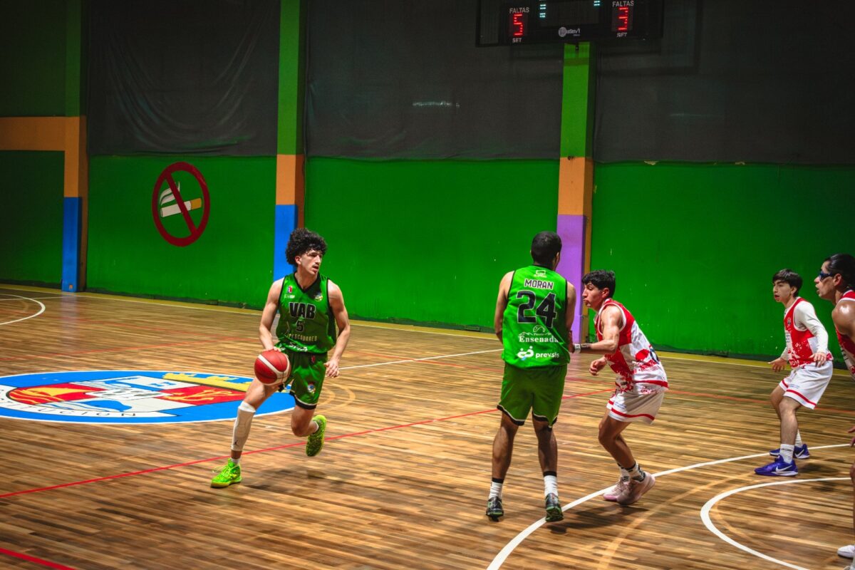 Jugadores de Villa Alemana Básquetbol en acción durante un partido.