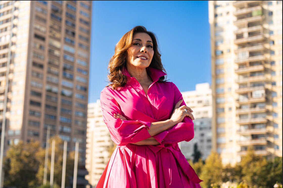 Conducción de Carmen Gloria Arroyo en el nuevo espacio de actualidad social.