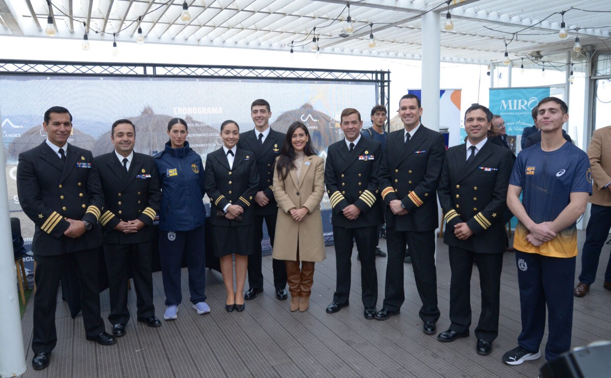 Autoridades de Carabineros y de la Armada de Chile explicando el despliegue de seguridad y cortes de tránsito.