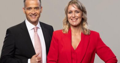 Carolina Urrejola e Iván Núñez, conductores del noticiero 24 Horas Central de TVN.