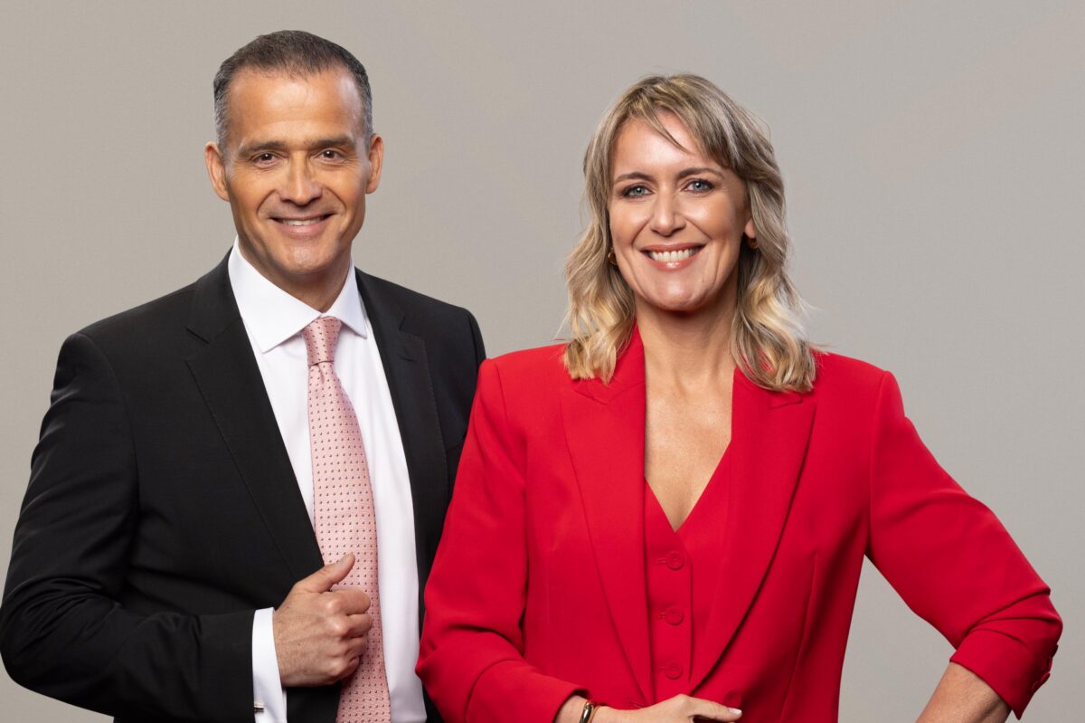 Carolina Urrejola e Iván Núñez, conductores del noticiero 24 Horas Central de TVN.