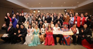 Participantes, ganadores y autoridades reunidos en el escenario durante la final nacional del Concurso Puente Chino 2026.