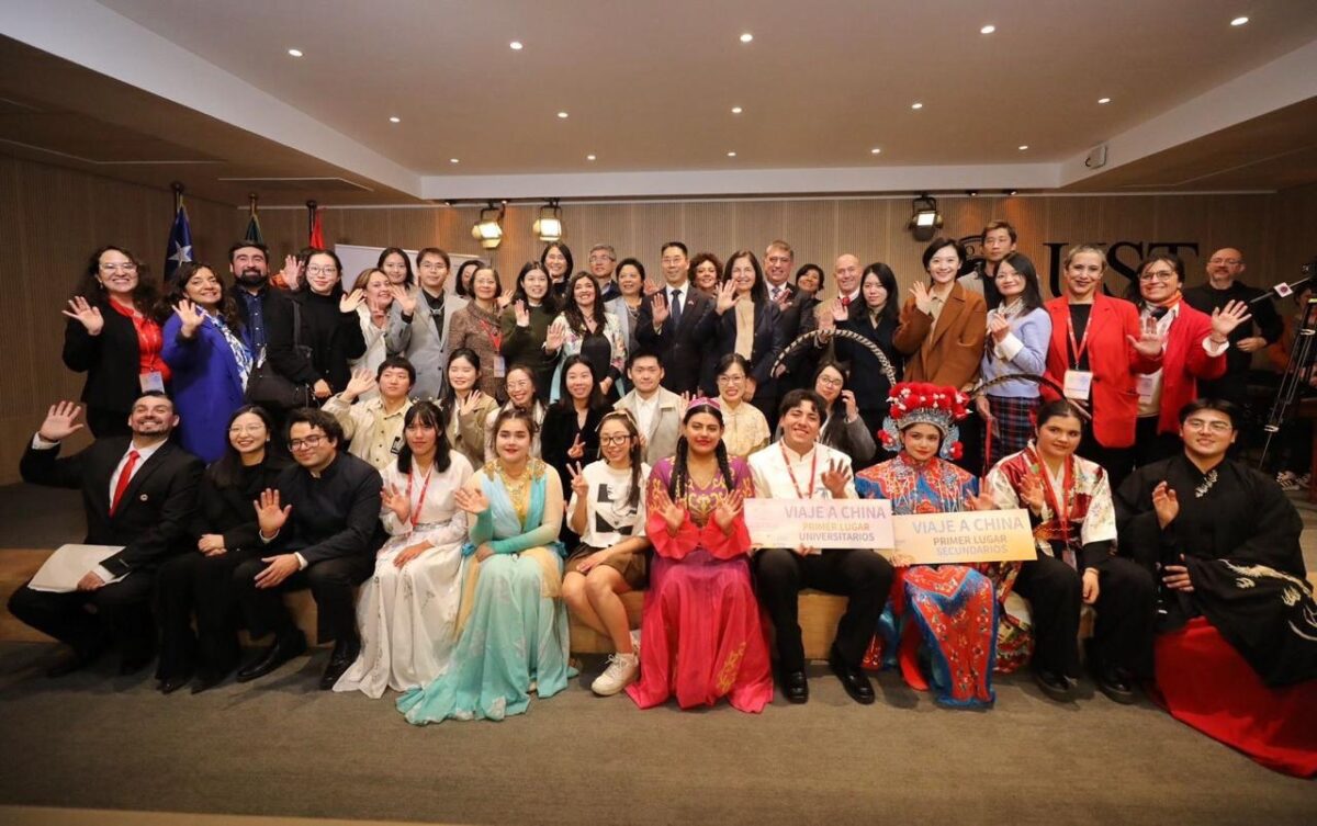 Participantes, ganadores y autoridades reunidos en el escenario durante la final nacional del Concurso Puente Chino 2026.