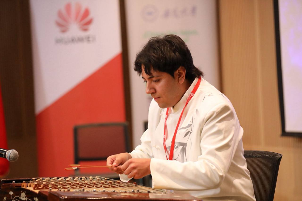 Joaquín Fuenzalida, ganador de la categoría universitaria, tras recibir su premio en el concurso.