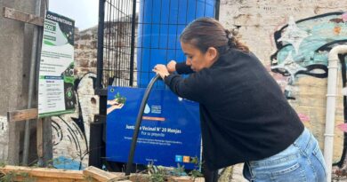 Vecinos y colaboradores trabajando en el reimpulso de la Huerta Comunitaria Marimonjas de Valparaíso