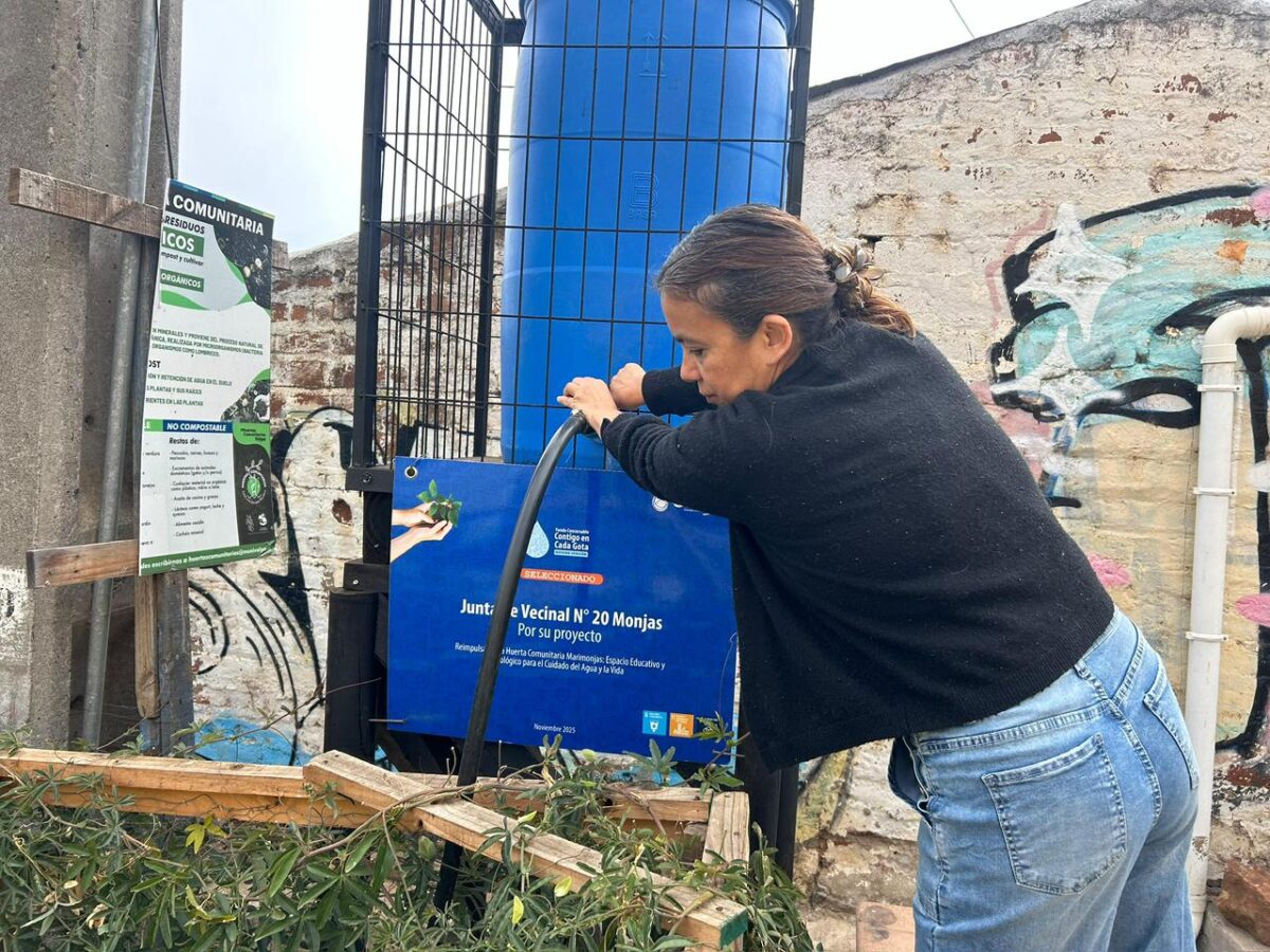 Vecinos y colaboradores trabajando en el reimpulso de la Huerta Comunitaria Marimonjas de Valparaíso