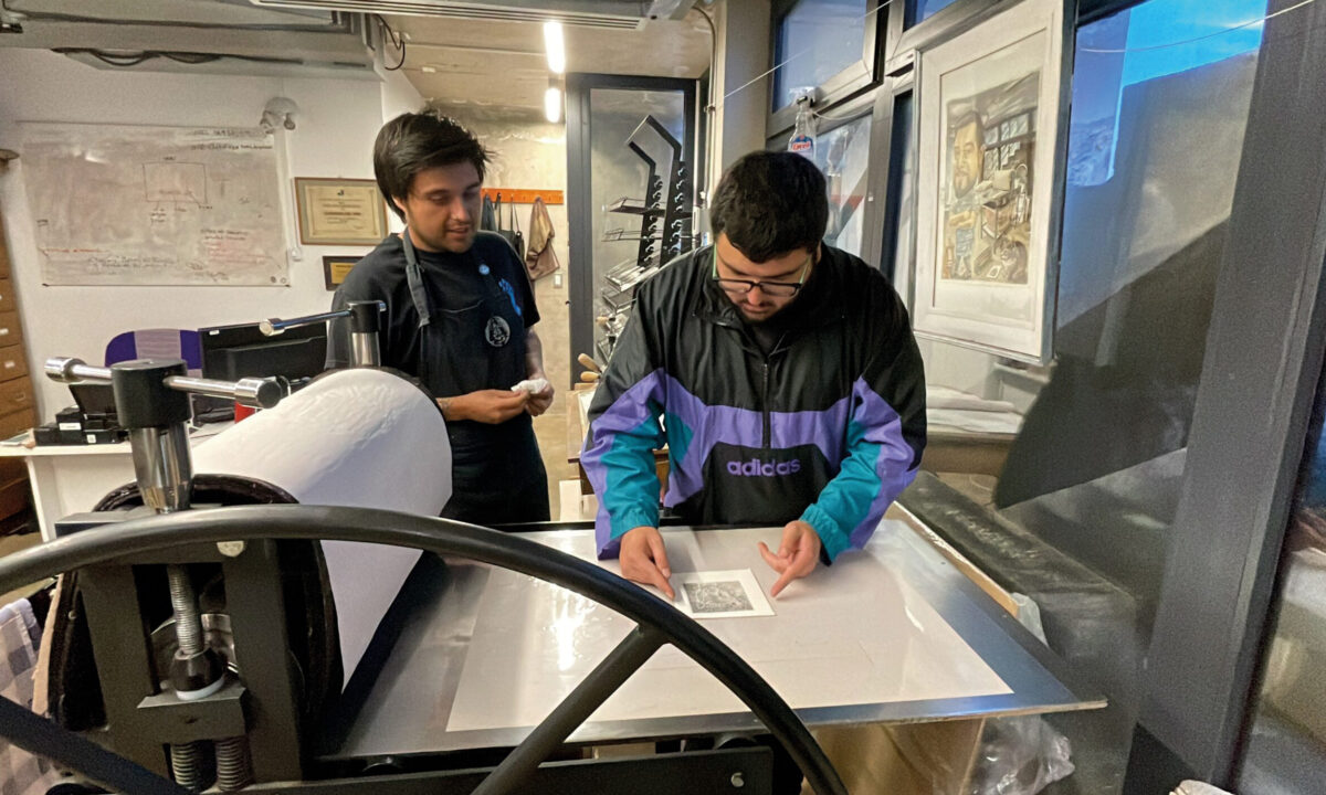 Exposición de obras de arte de grabado en el interior del museo.
