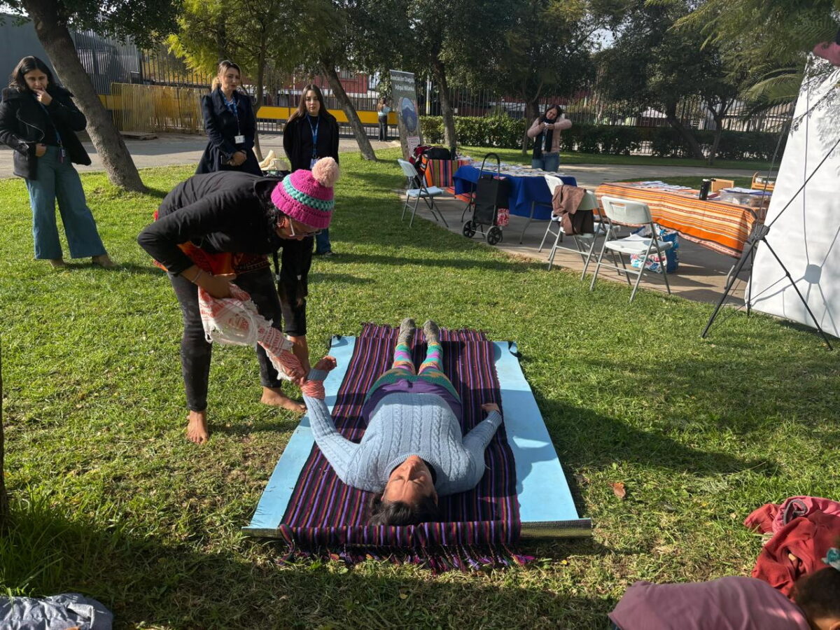 Profesionales del Departamento de Salud de Quillota atendiendo a integrantes de pueblos originarios.