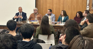 Panel de expositores y autoridades durante el seminario de transición energética en la PUCV.