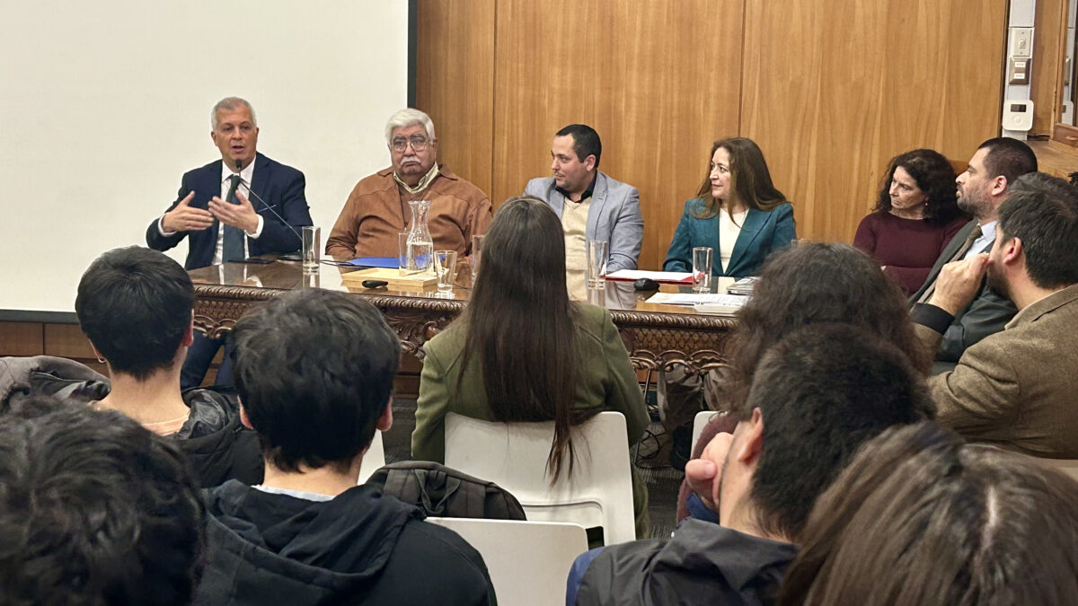 Panel de expositores y autoridades durante el seminario de transición energética en la PUCV.