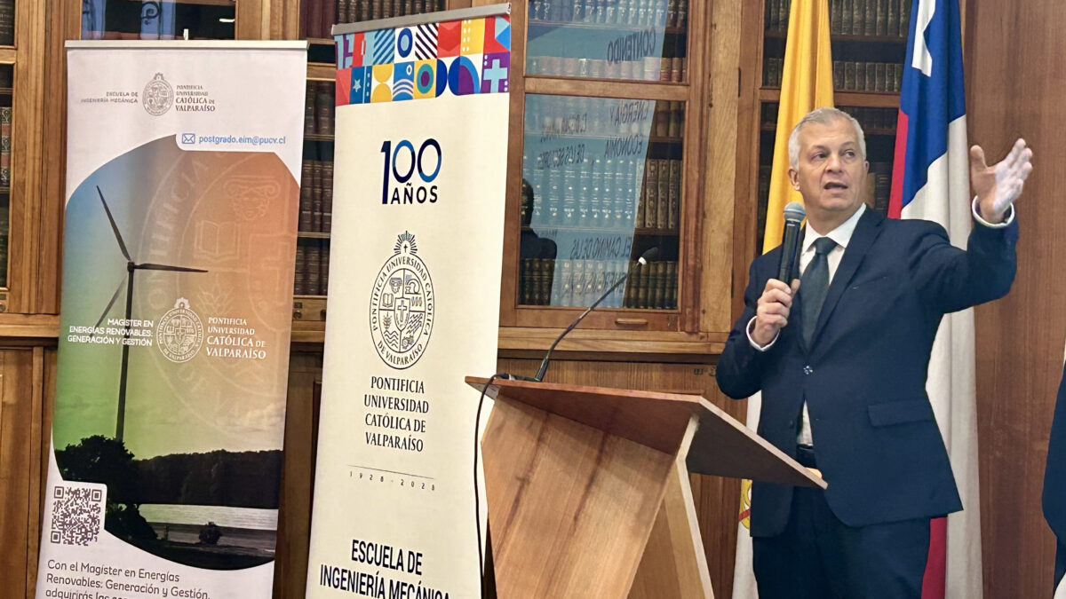 Exposición sobre energías renovables y transición energética en el salón de la PUCV.