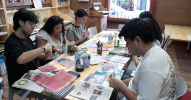 Participantes trabajando en mesas de taller en el Museo Universitario del Grabado UPLA.