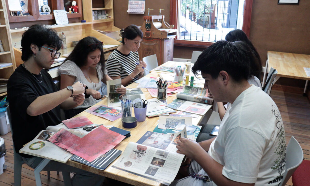 Participantes trabajando en mesas de taller en el Museo Universitario del Grabado UPLA.