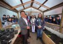 Estudiantes, docentes y representantes de Esval en el nuevo invernadero del Colegio Cristiano de Quillota.