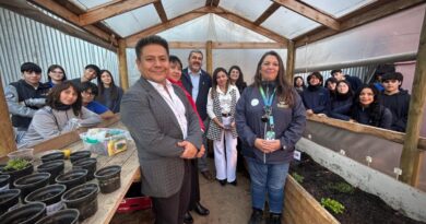 Estudiantes, docentes y representantes de Esval en el nuevo invernadero del Colegio Cristiano de Quillota.