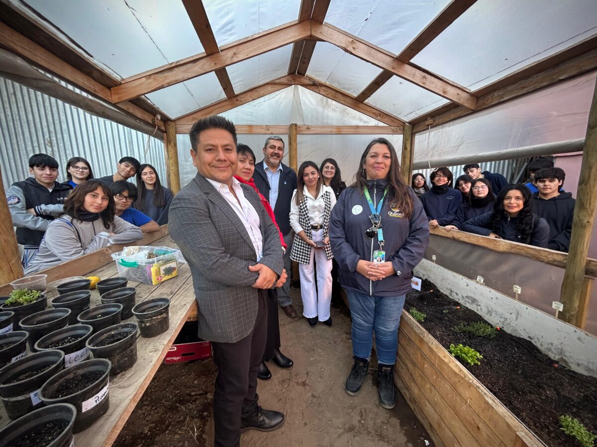 Estudiantes, docentes y representantes de Esval en el nuevo invernadero del Colegio Cristiano de Quillota.