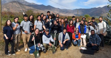 Grupo de estudiantes y profesionales del Centro Ceres en el Liceo Agrícola de Quillota.