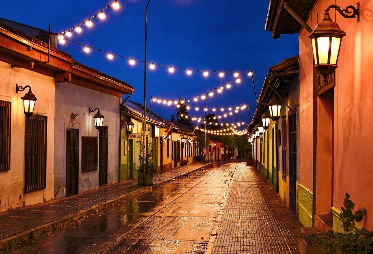 Calle Comercio de Putaendo de noche con luces colgantes.