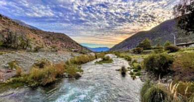 Río en Putaendo con montañas al atardecer.