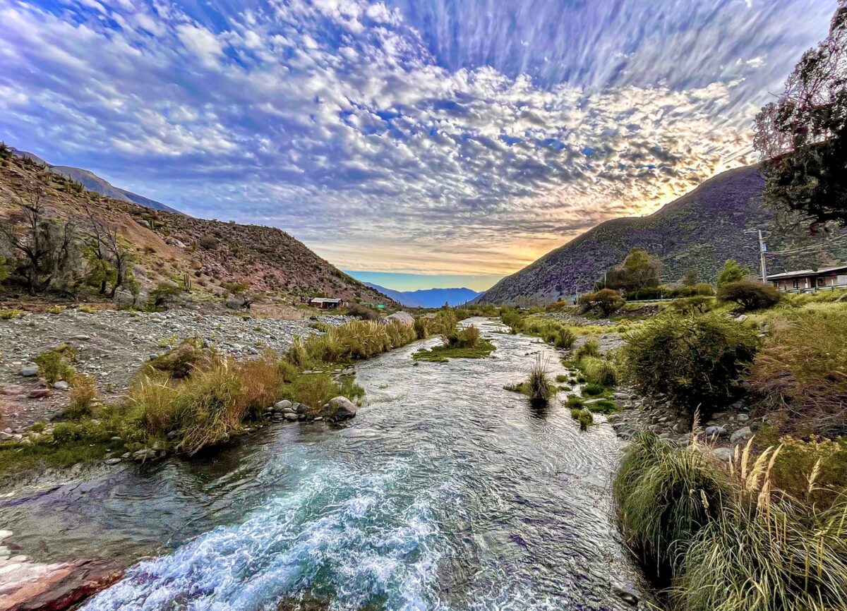 Río en Putaendo con montañas al atardecer.