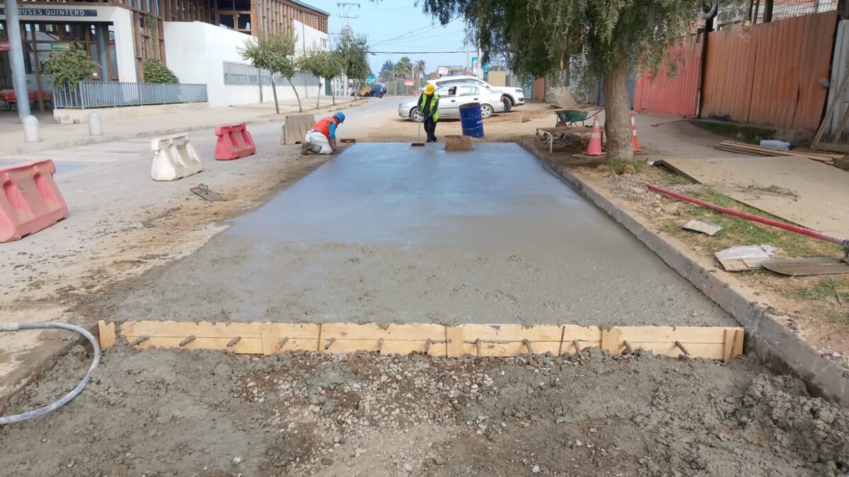 Zona intervenida por obras de Esval en Quintero, mostrando la reposición de pavimento.