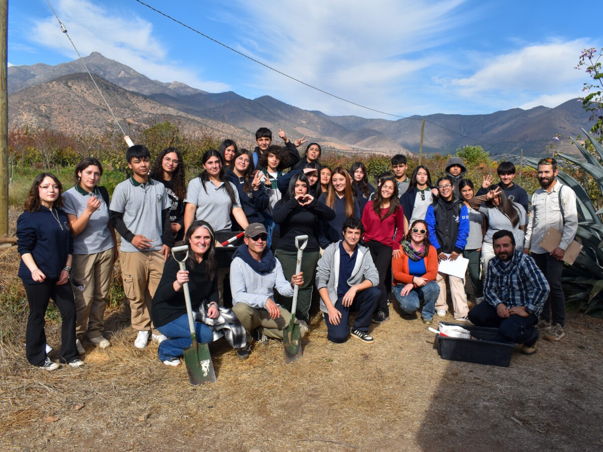 Grupo de estudiantes y profesionales del Centro Ceres en el Liceo Agrícola de Quillota.