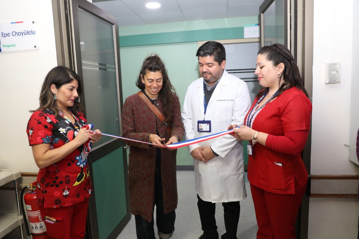 Carolina Hornauer, Mario Vergara y personal del hospital durante el corte de cinta en una de las nuevas salas.
