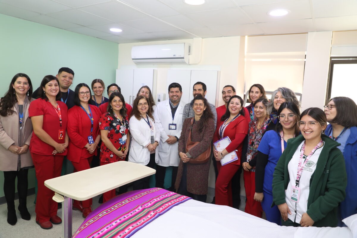 Equipo del Hospital Carlos Van Buren y representantes de la familia Hornauer en la inauguración de las nuevas salas de parto humanizado.