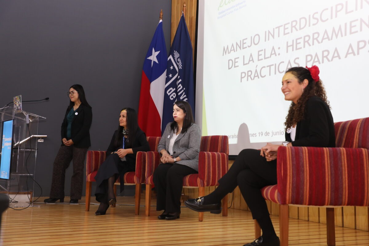 Mesa de expositoras y especialistas conversando sobre el manejo interdisciplinario de la ELA.