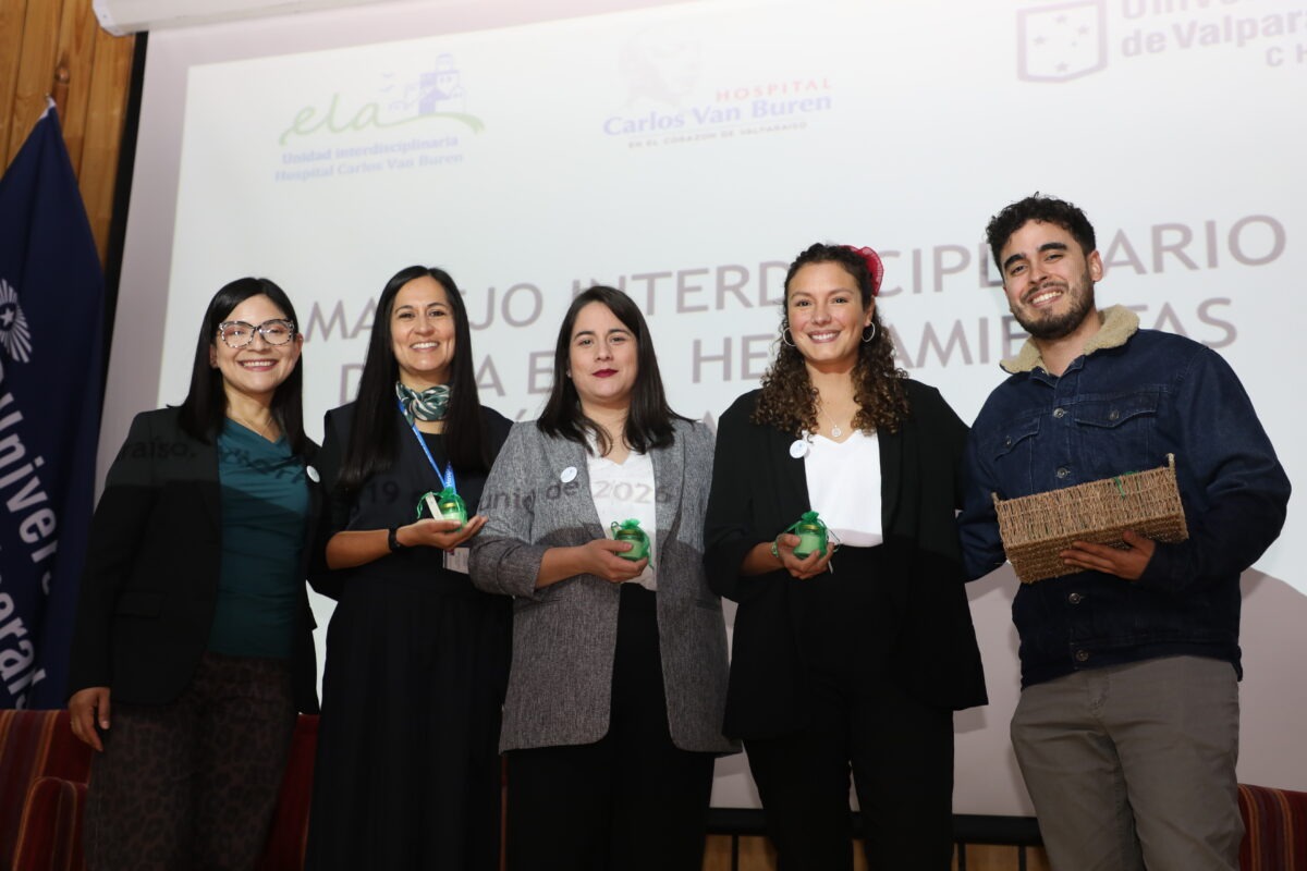 Expositores y profesionales de la salud en la jornada de capacitación sobre Esclerosis Lateral Amiotrófica en la Universidad de Valparaíso.