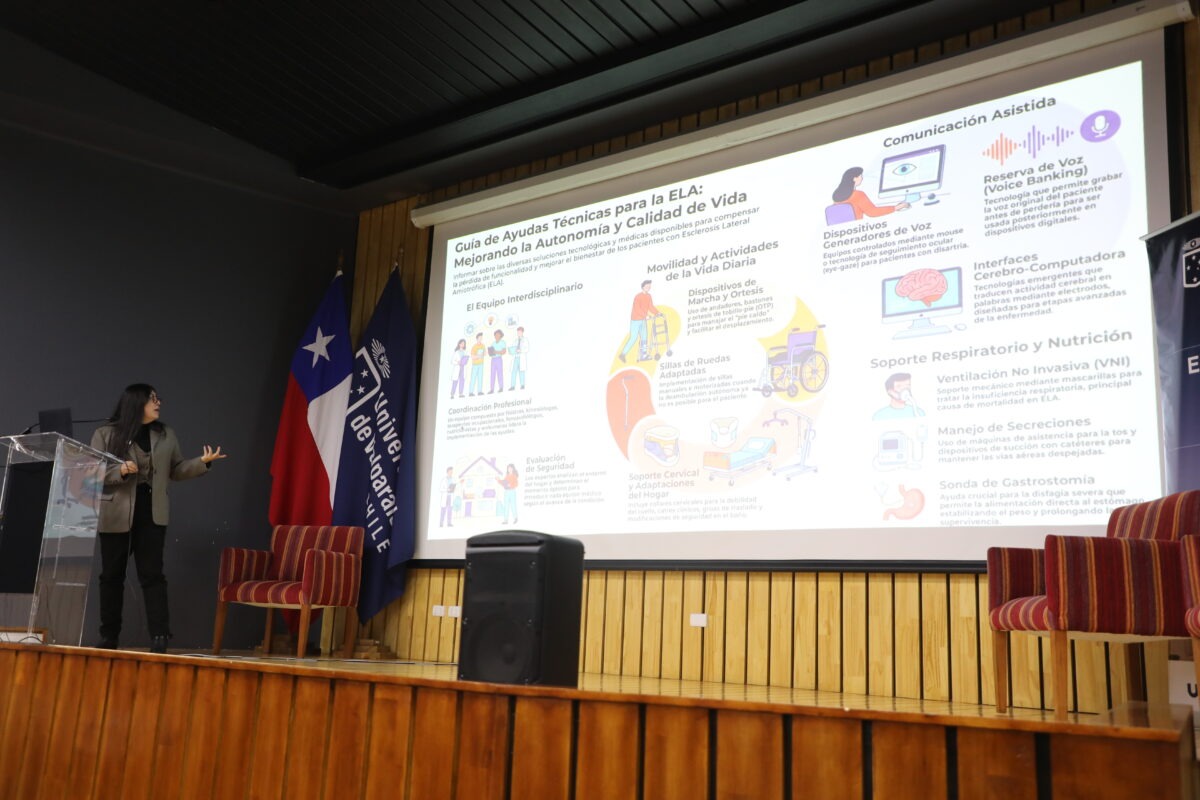 Presentación de la Guía de Ayudas Técnicas para la ELA durante la jornada de capacitación.