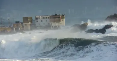 Grandes olas impactando la costa durante un evento de marejadas.