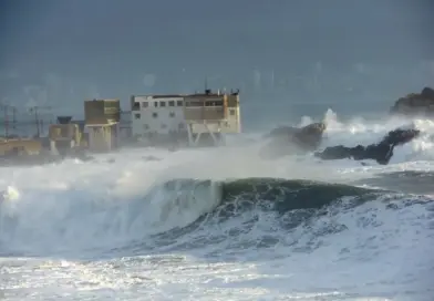 Grandes olas impactando la costa durante un evento de marejadas.