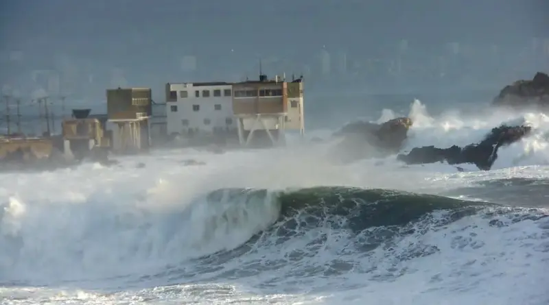 Grandes olas impactando la costa durante un evento de marejadas.