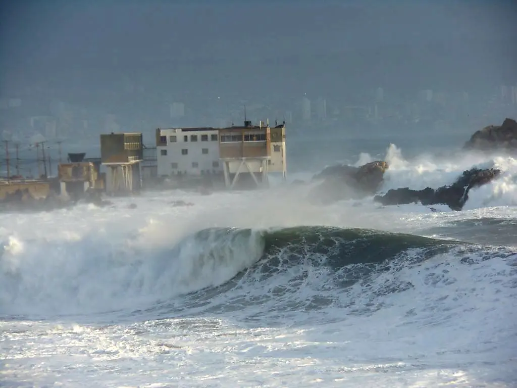 Grandes olas impactando la costa durante un evento de marejadas.