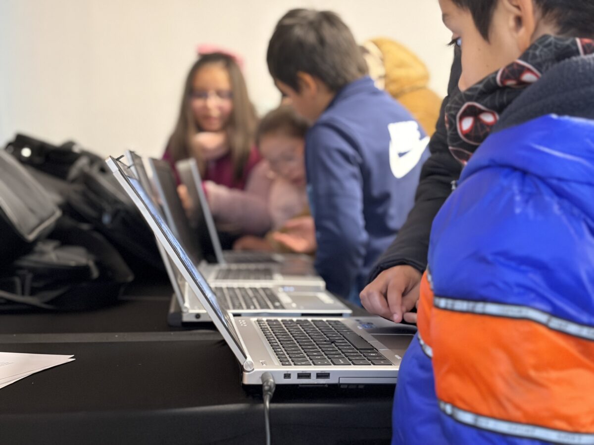 Niños de la escuela rural utilizando los computadores donados.