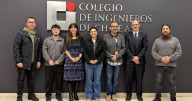 Representantes de ACTI, IPYME, Indra Group y de la Escuela El Guayacán en el Colegio de Ingenieros.